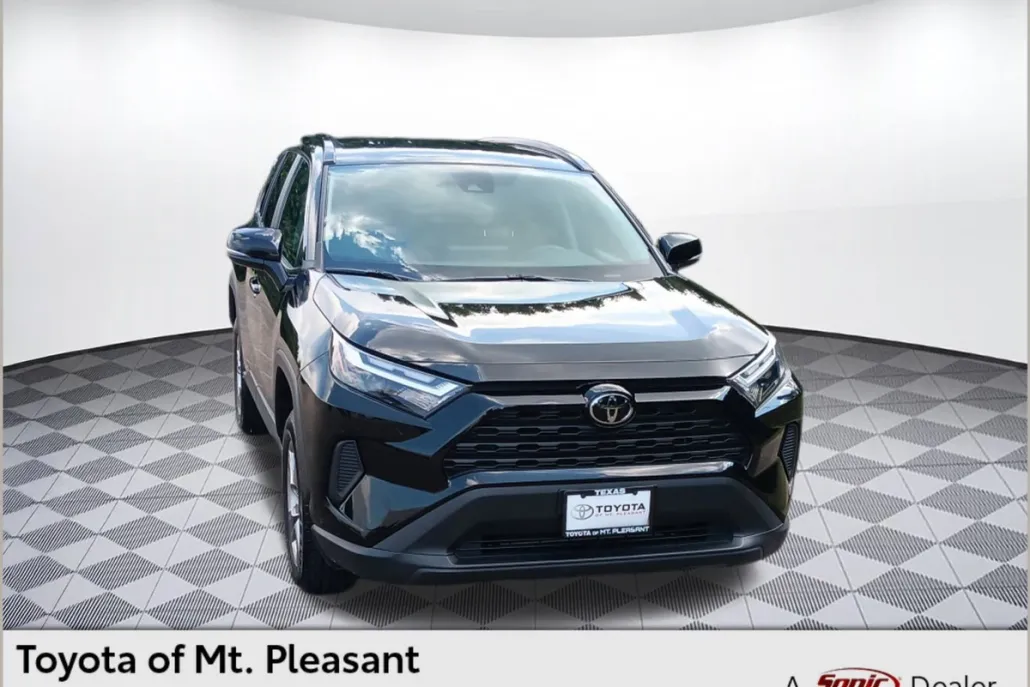 2023 Toyota RAV4 XLE photo 1