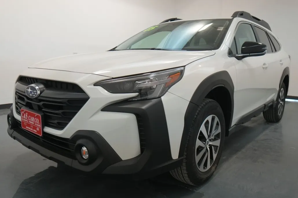 2025 Subaru Outback Premium photo 1