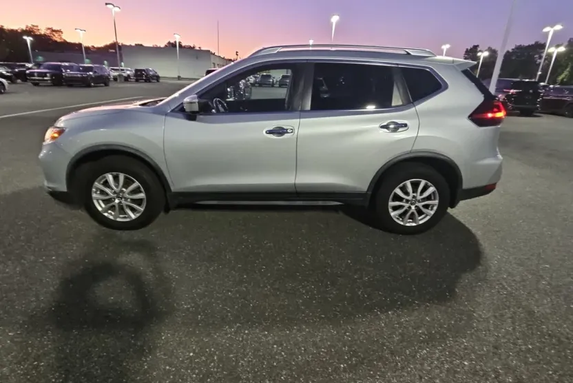 2020 Nissan Rogue SV photo 1