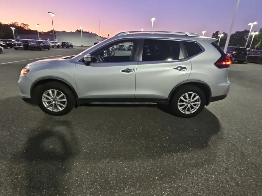 2020 Nissan Rogue SV photo 1
