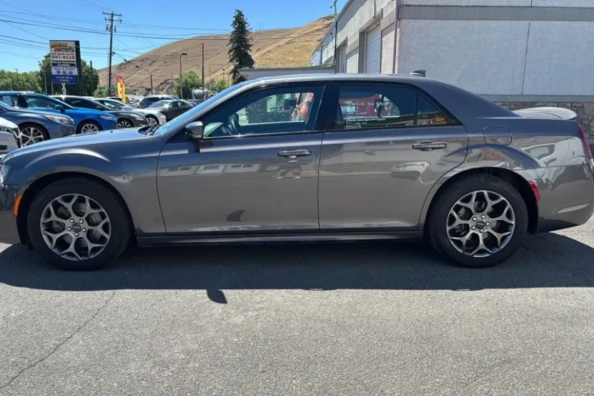 2018 Chrysler 300 photo 1