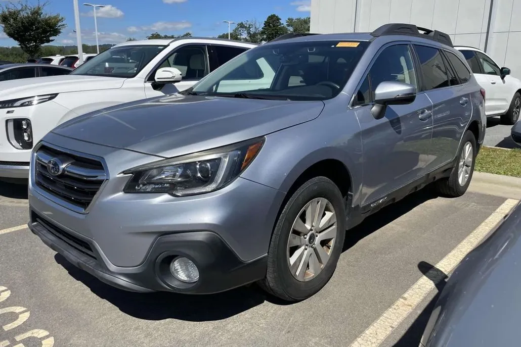 2019 Subaru Outback Premium photo 1