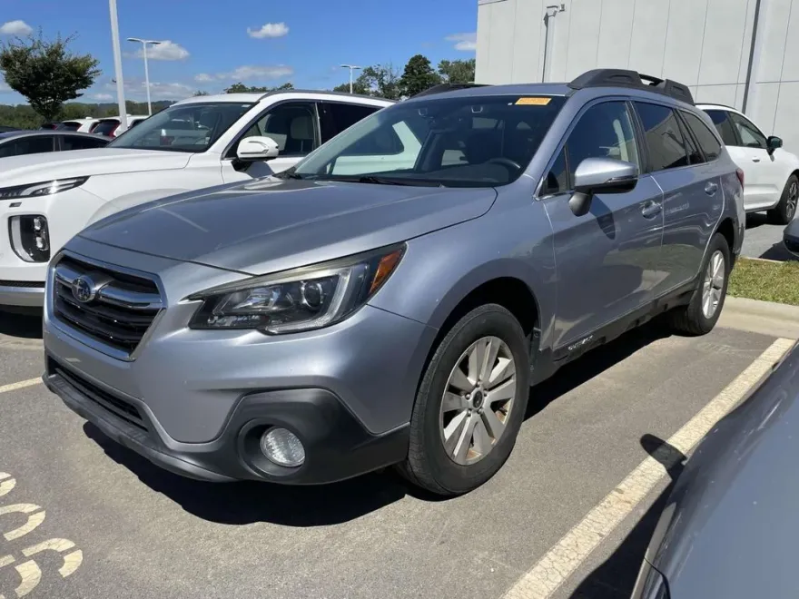 2019 Subaru Outback Premium photo 1