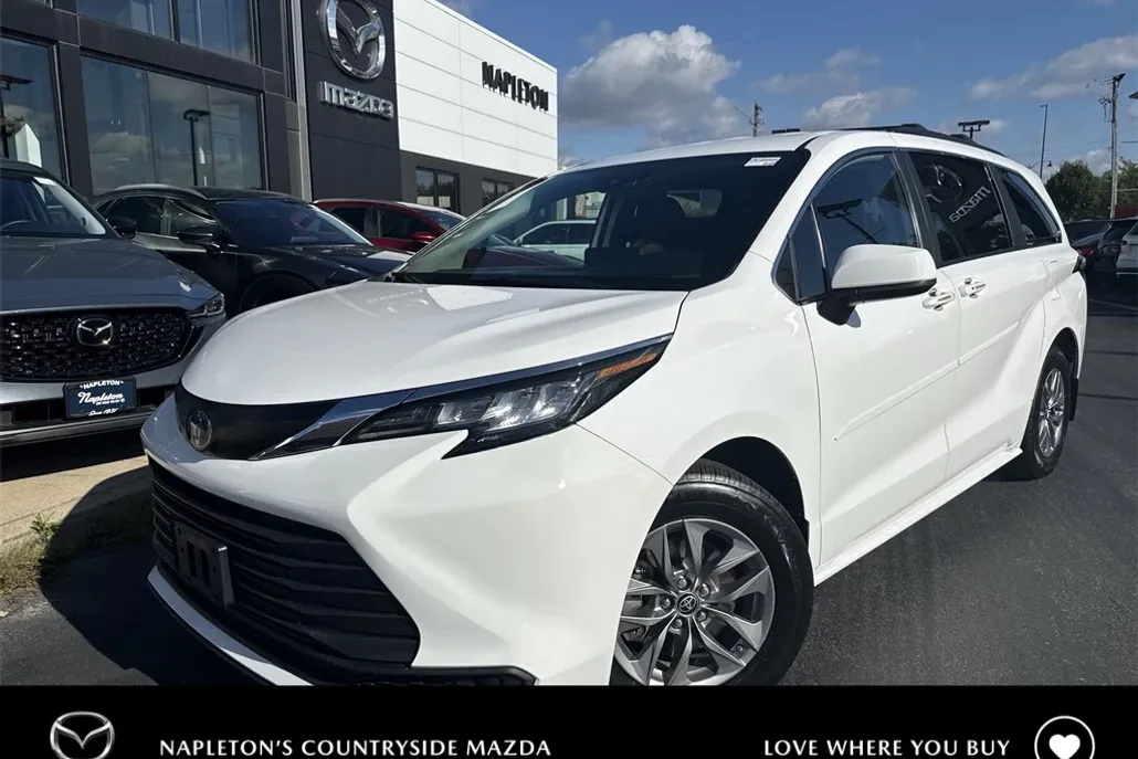 2022 Toyota Sienna LE photo 1