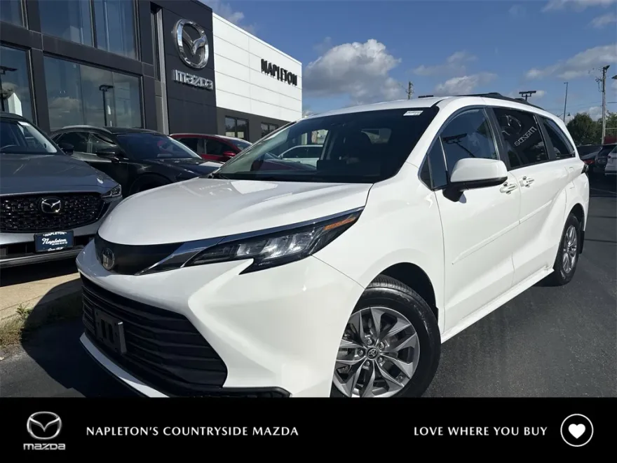 2022 Toyota Sienna LE photo 1