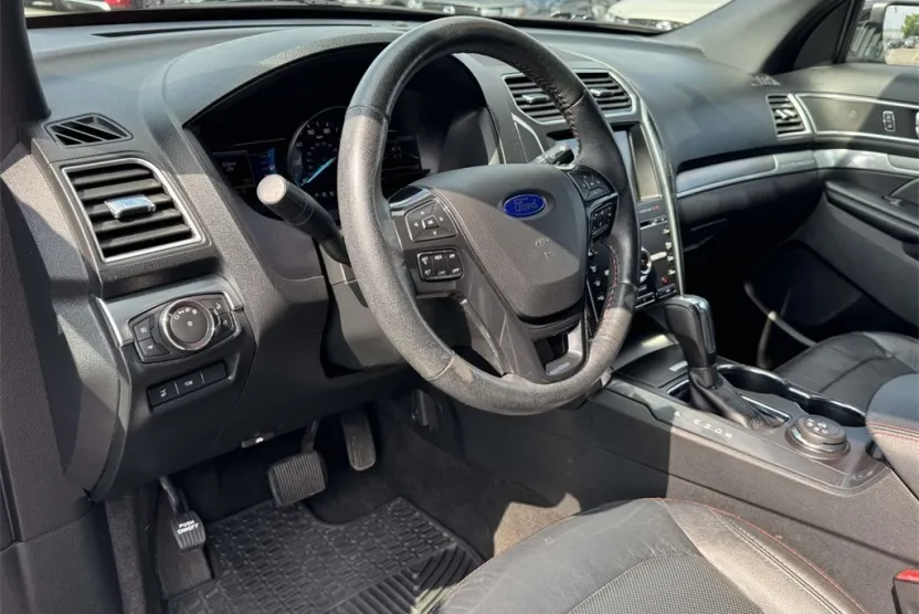 2017 Ford Explorer Sport photo 1
