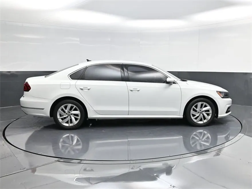 2018 Volkswagen Passat 2.0T SE photo 1