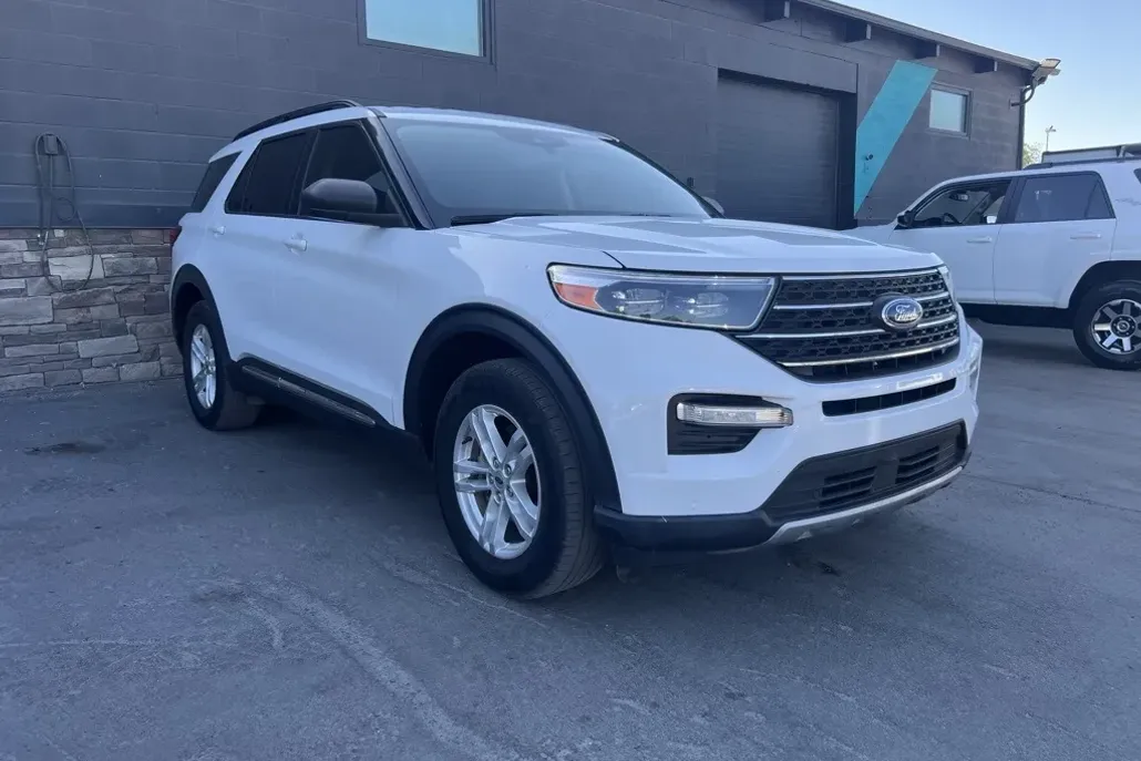 2020 Ford Explorer XLT photo 1