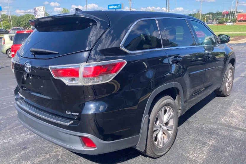 2016 Toyota Highlander LE Plus photo 1