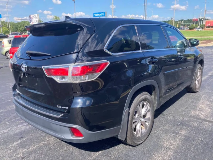 2016 Toyota Highlander LE Plus photo 1