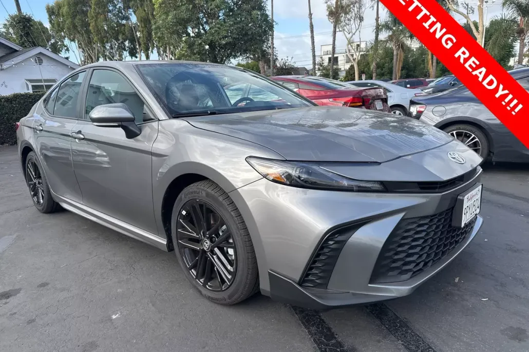 2025 Toyota Camry SE photo 1