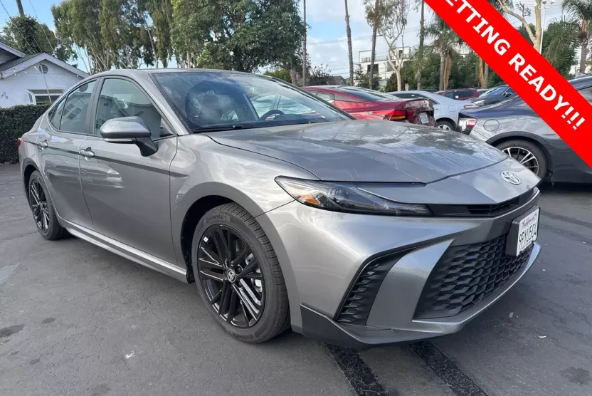 2025 Toyota Camry SE photo 1