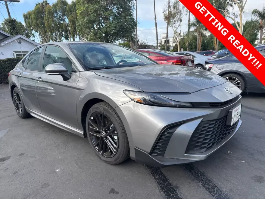 2025 Toyota Camry SE photo 1