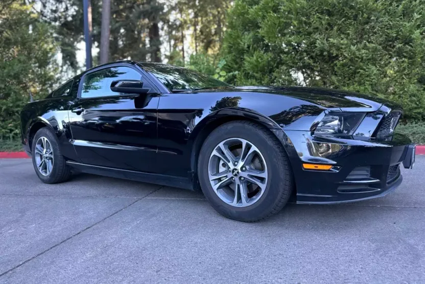 2014 Ford Mustang V6 Premium photo 1