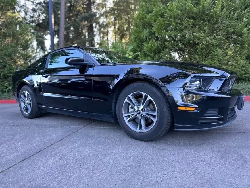 2014 Ford Mustang V6 Premium photo 1