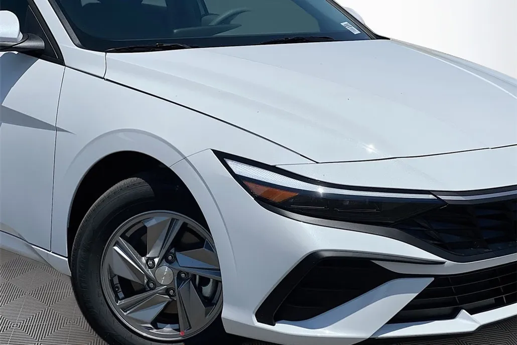 2025 Hyundai Elantra SE photo 1