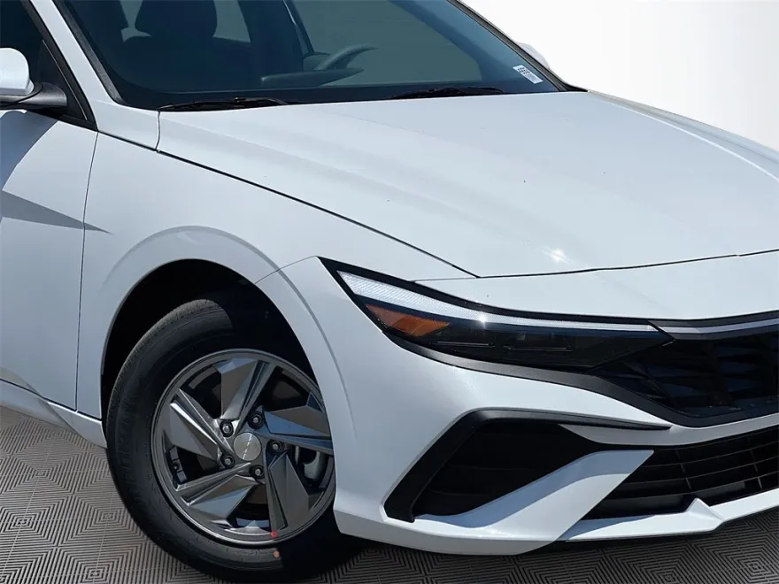 2025 Hyundai Elantra SE photo 1
