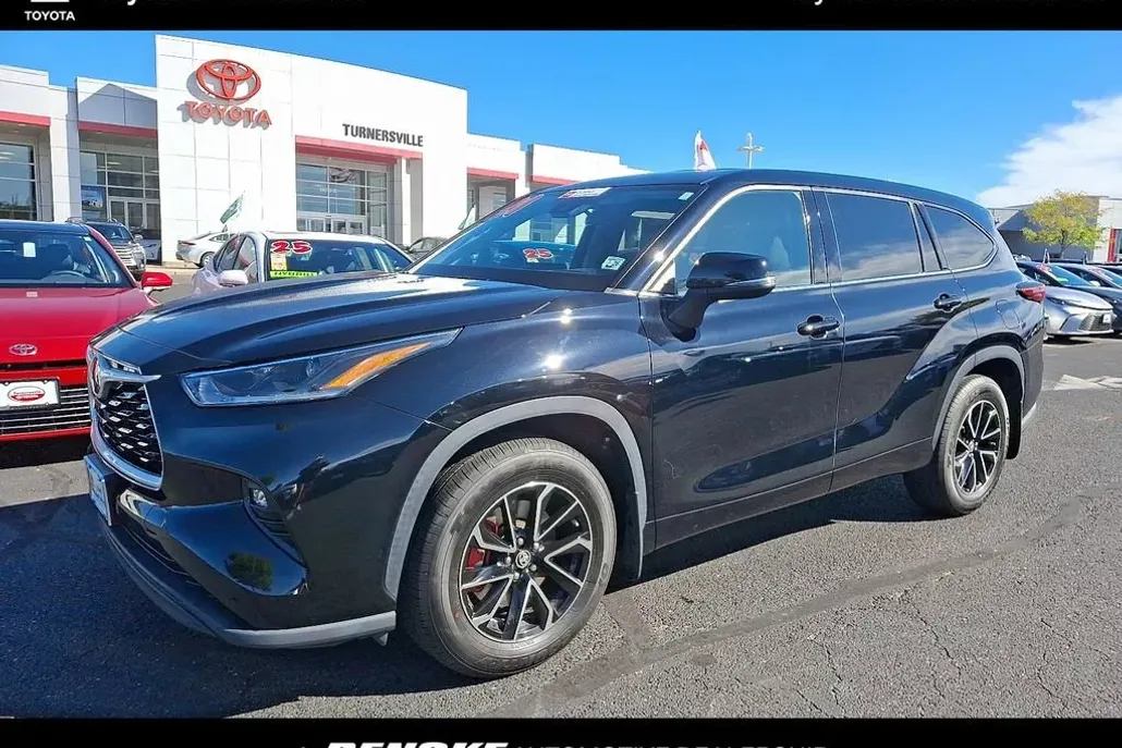 2021 Toyota Highlander LE photo 1