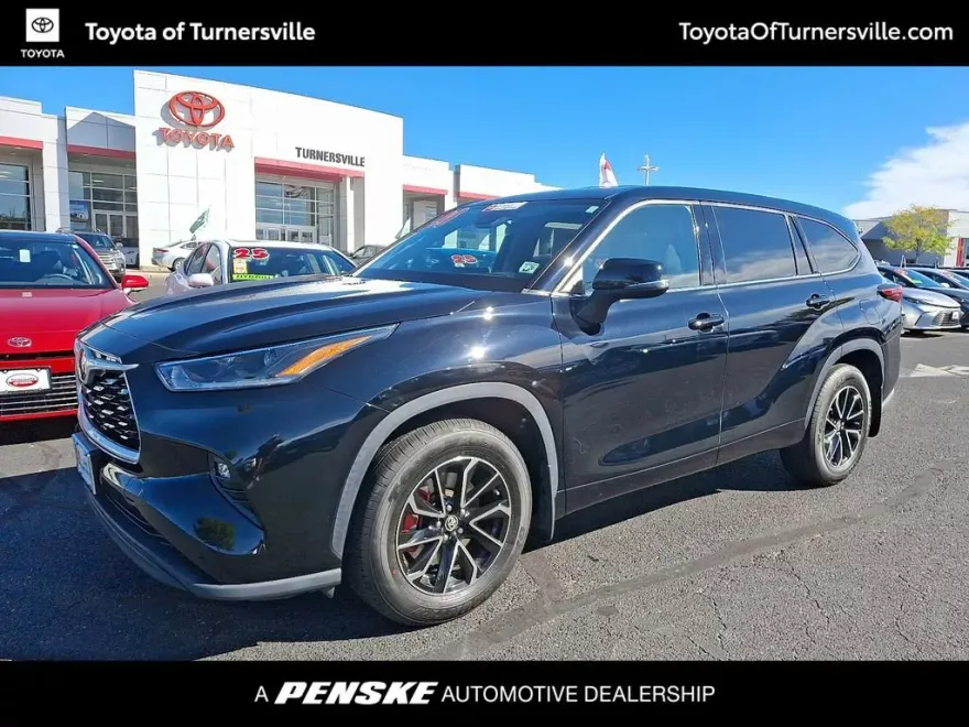 2021 Toyota Highlander LE photo 1