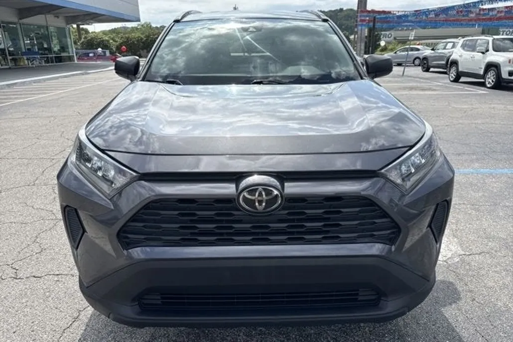 2019 Toyota RAV4 LE photo 1