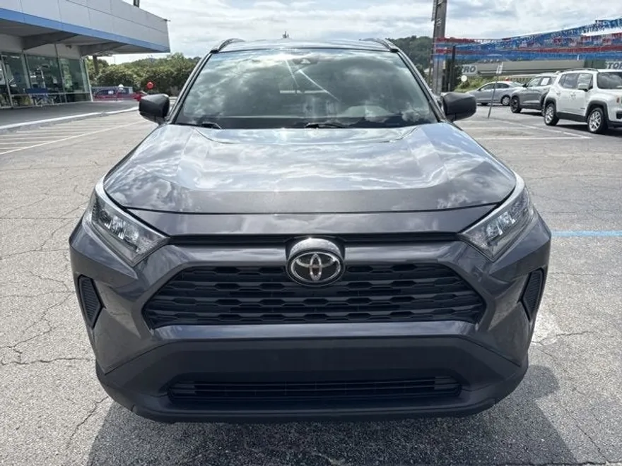 2019 Toyota RAV4 LE photo 1