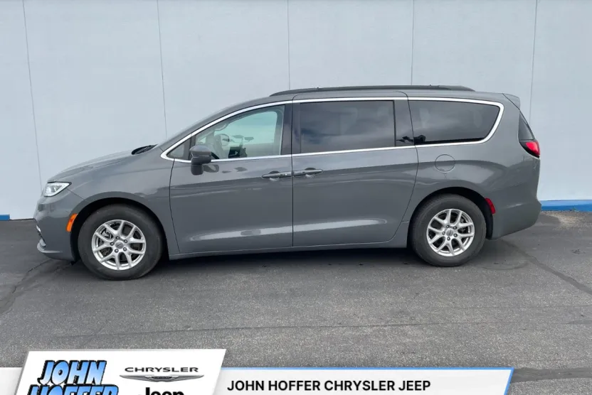 2022 Chrysler Pacifica Touring L photo 1