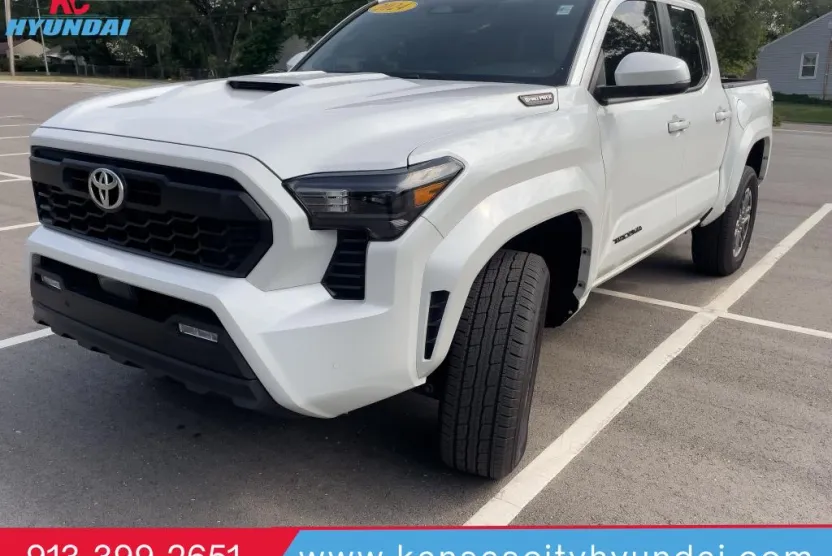 2024 Toyota Tacoma TRD Sport photo 1