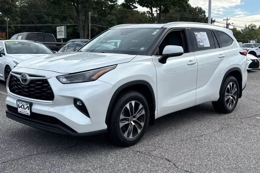 2022 Toyota Highlander XLE photo 1