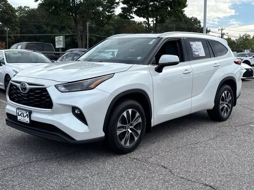 2022 Toyota Highlander XLE photo 1