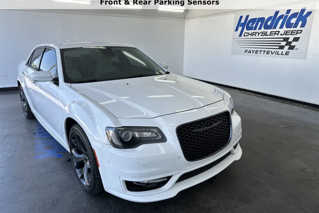 2022 Chrysler 300 Touring L photo 1
