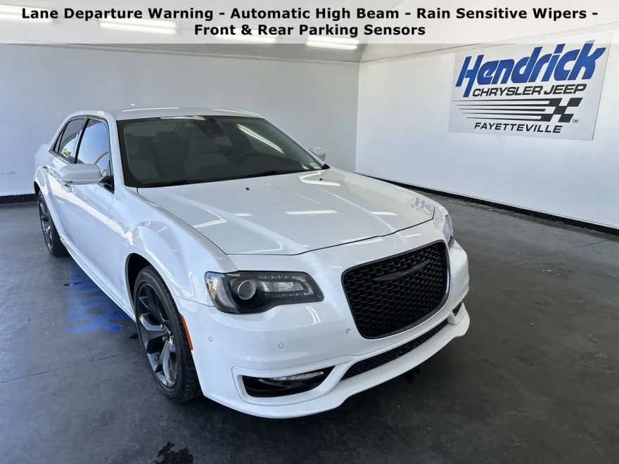 2022 Chrysler 300 Touring L photo 1