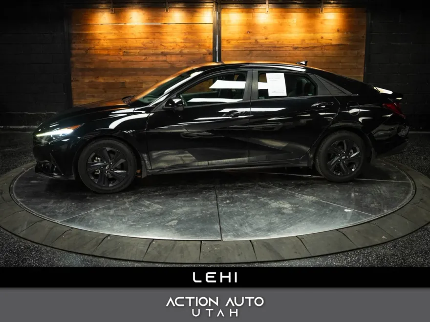 2022 Hyundai Elantra SEL Convenience photo 1