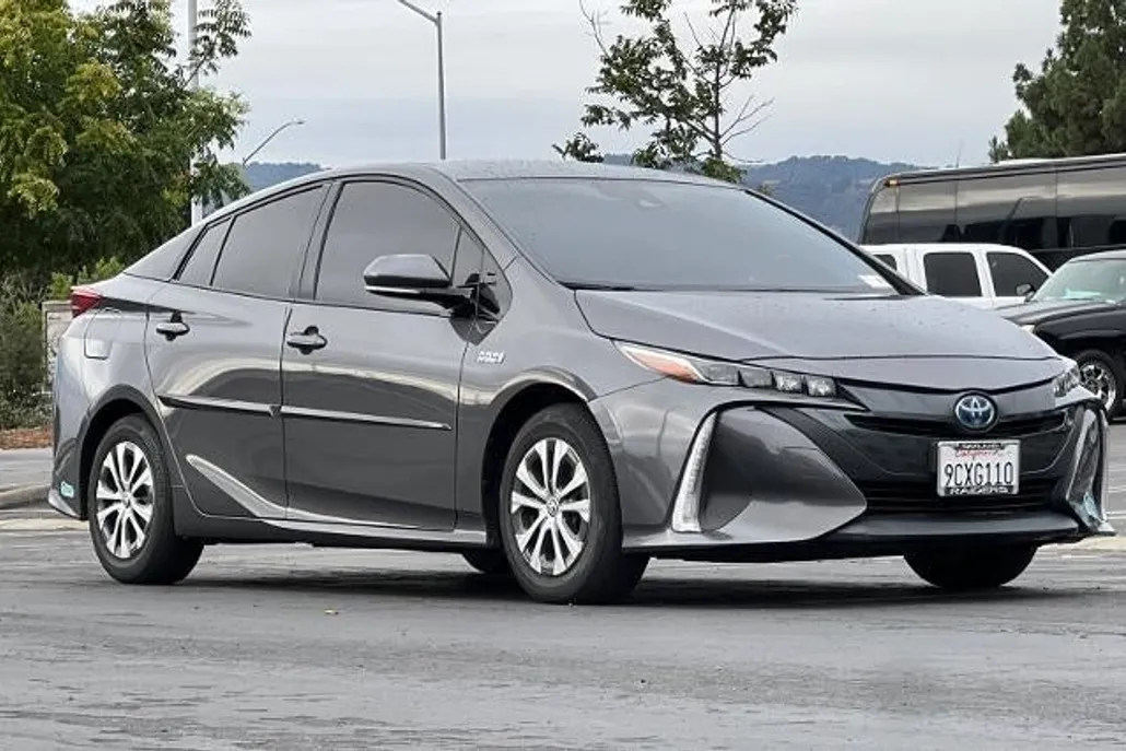 2020 Toyota Prius XLE photo 1