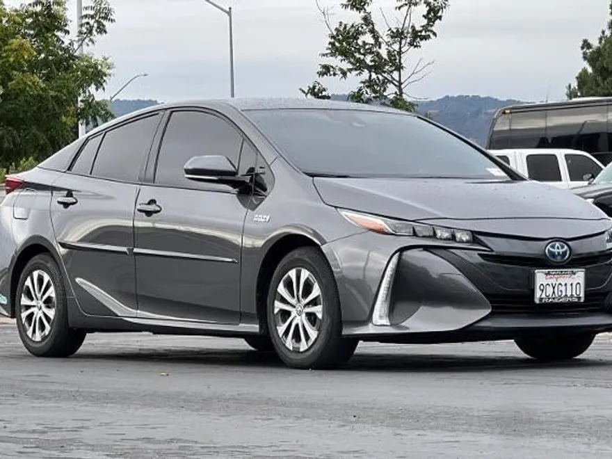 2020 Toyota Prius XLE photo 1