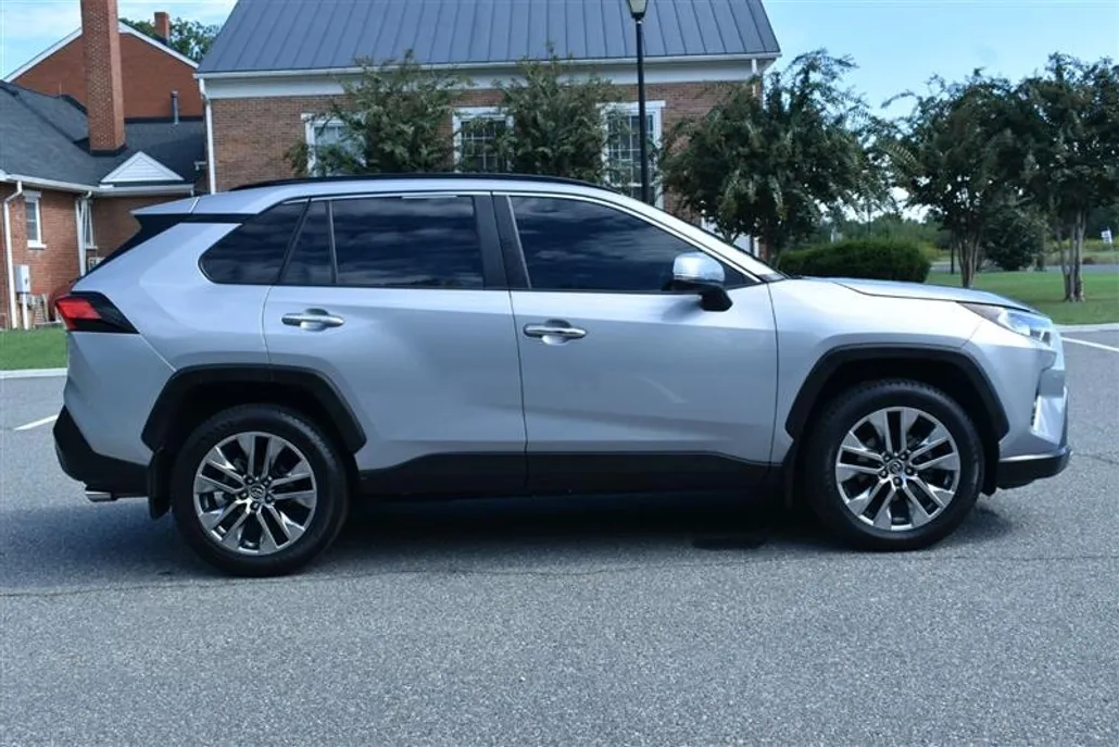 2019 Toyota RAV4 Limited photo 1