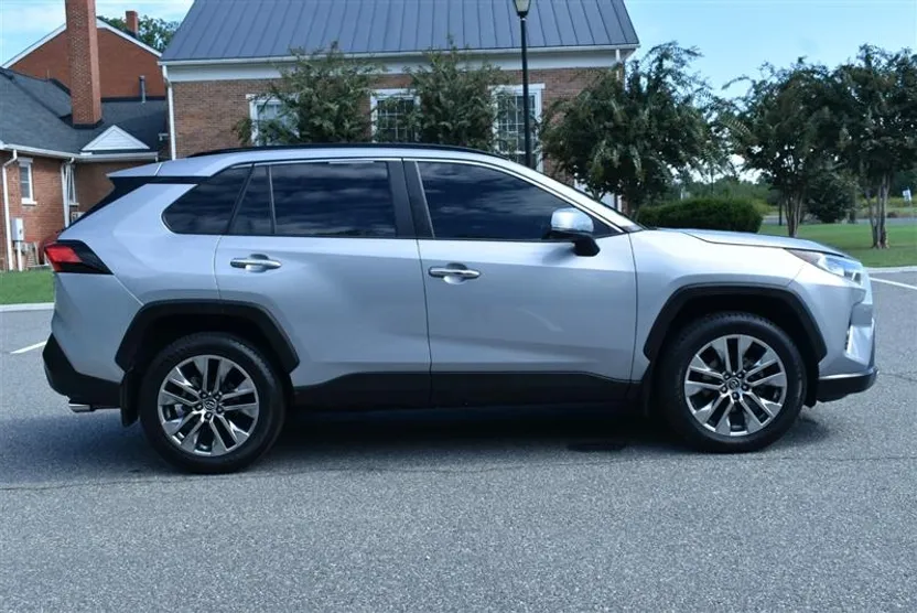 2019 Toyota RAV4 Limited photo 1