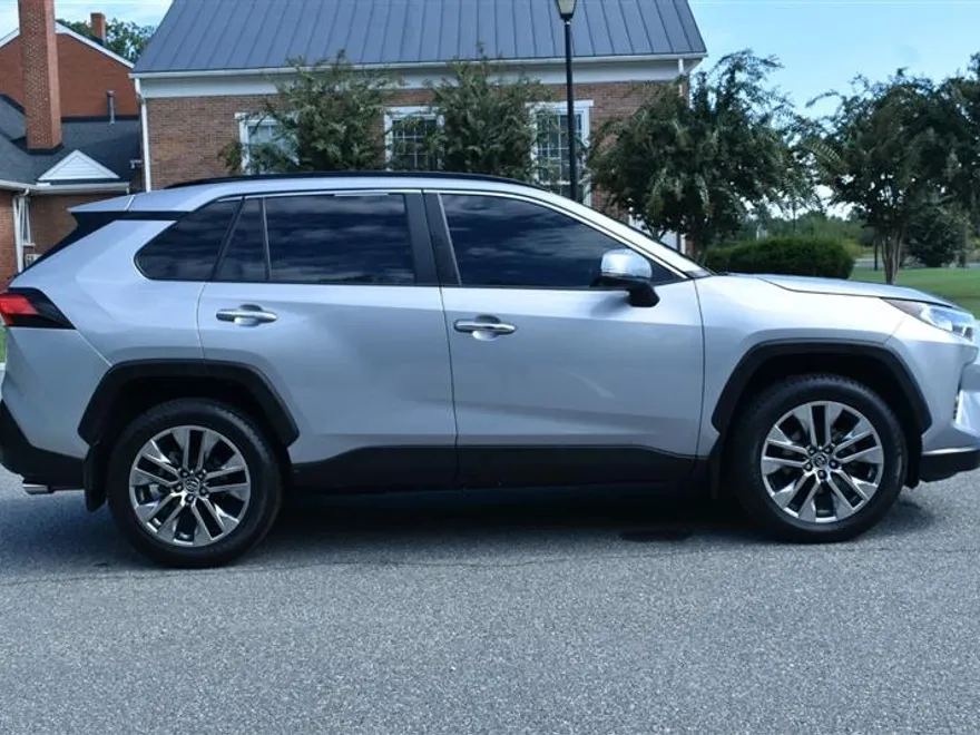2019 Toyota RAV4 Limited photo 1