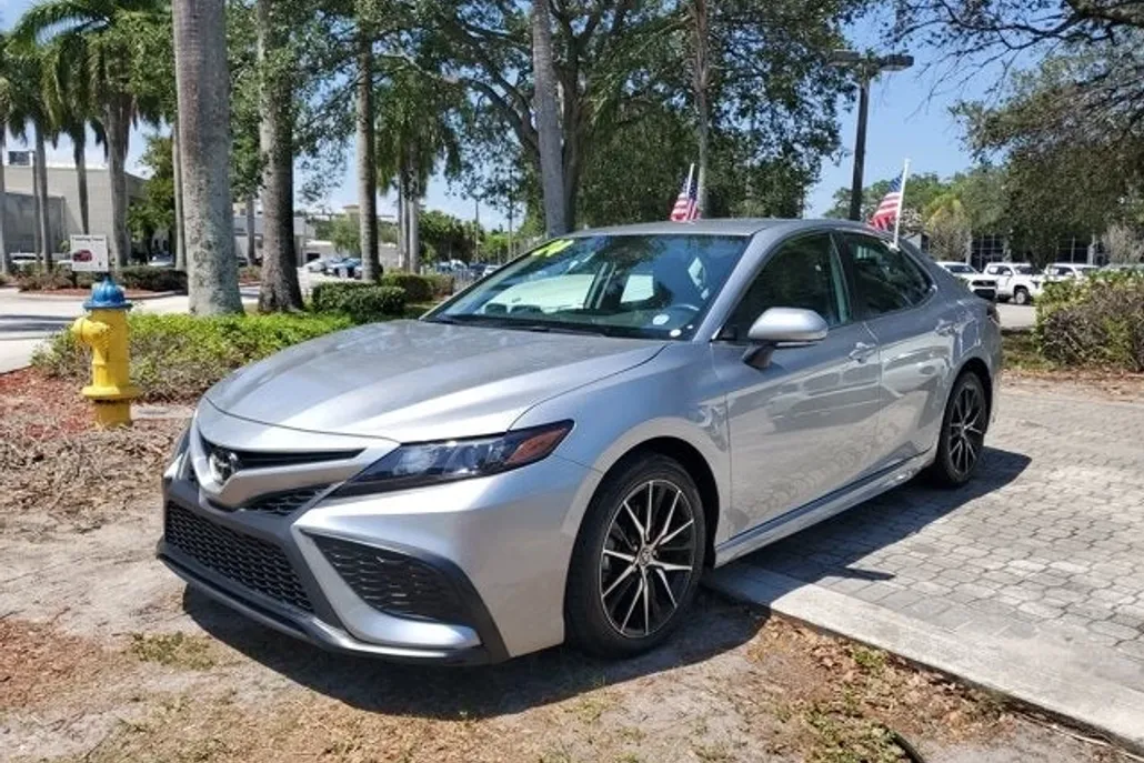 2024 Toyota Camry SE photo 1