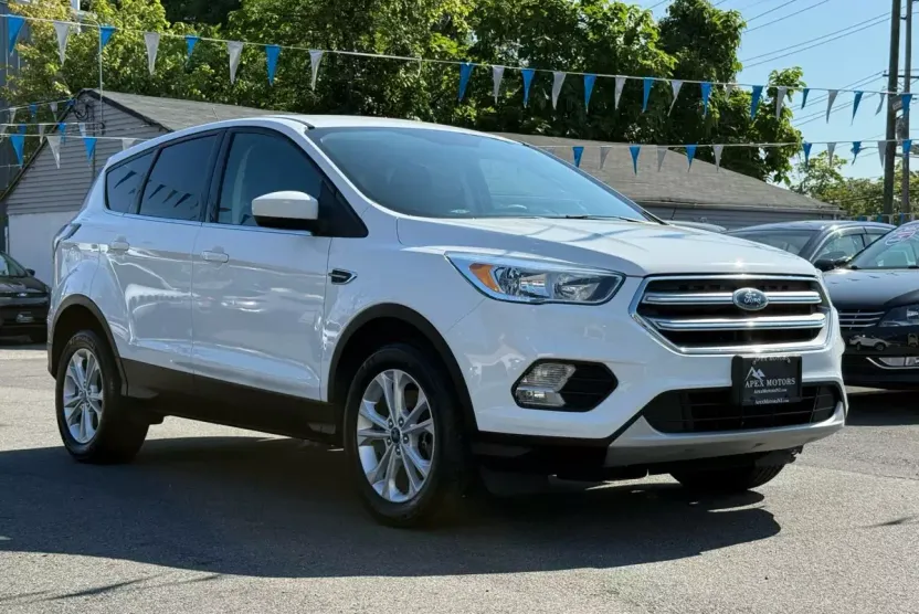 2017 Ford Escape SE Sport photo 1