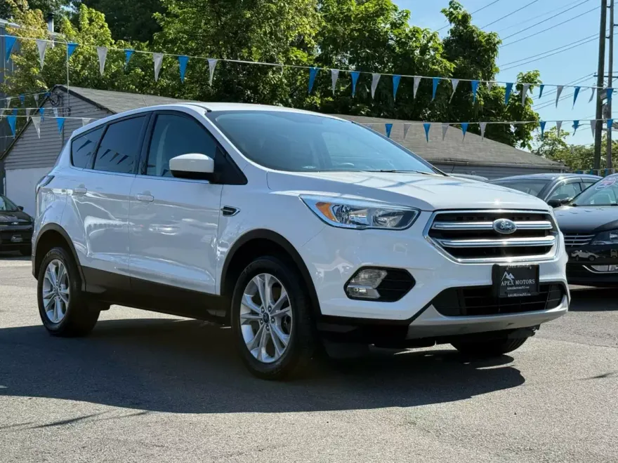 2017 Ford Escape SE Sport photo 1