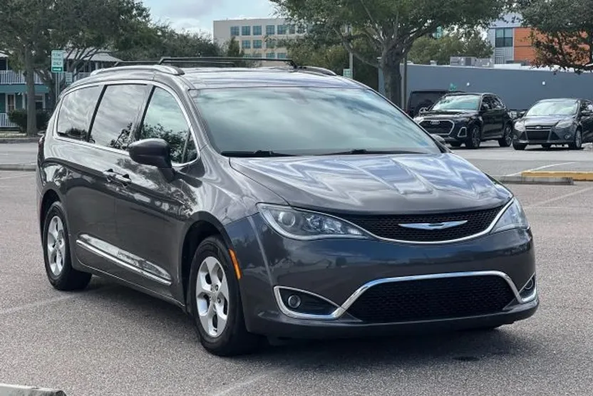 2017 Chrysler Pacifica Touring Plus photo 1
