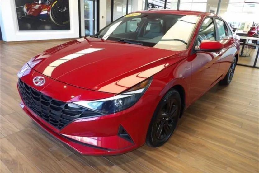 2022 Hyundai Elantra SEL photo 1