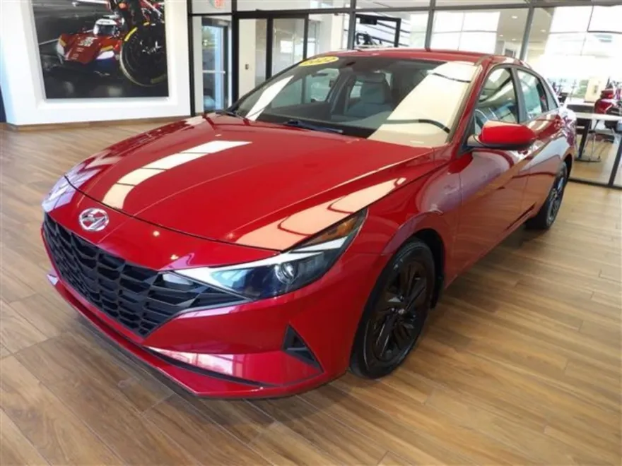 2022 Hyundai Elantra SEL photo 1