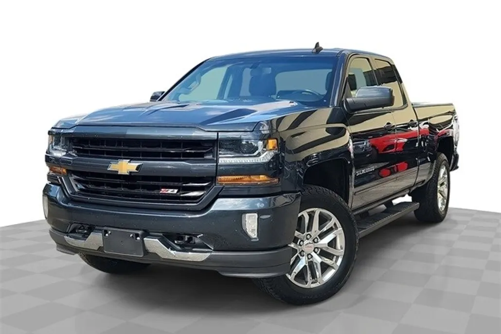 2017 Chevrolet Silverado LT photo 1