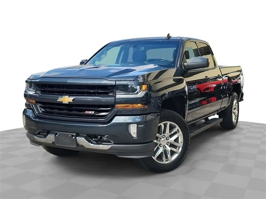 2017 Chevrolet Silverado LT photo 1