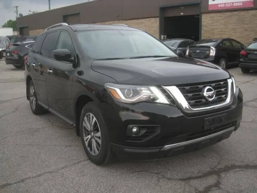 2017 Nissan Pathfinder SV photo 1