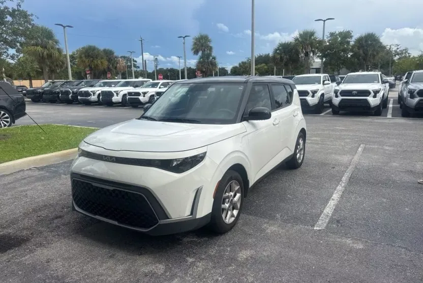 2023 Kia Soul S photo 1