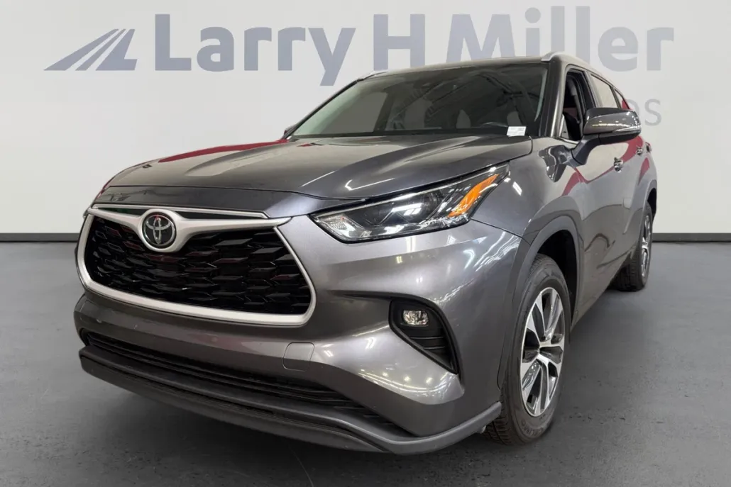 2024 Toyota Highlander LE photo 1