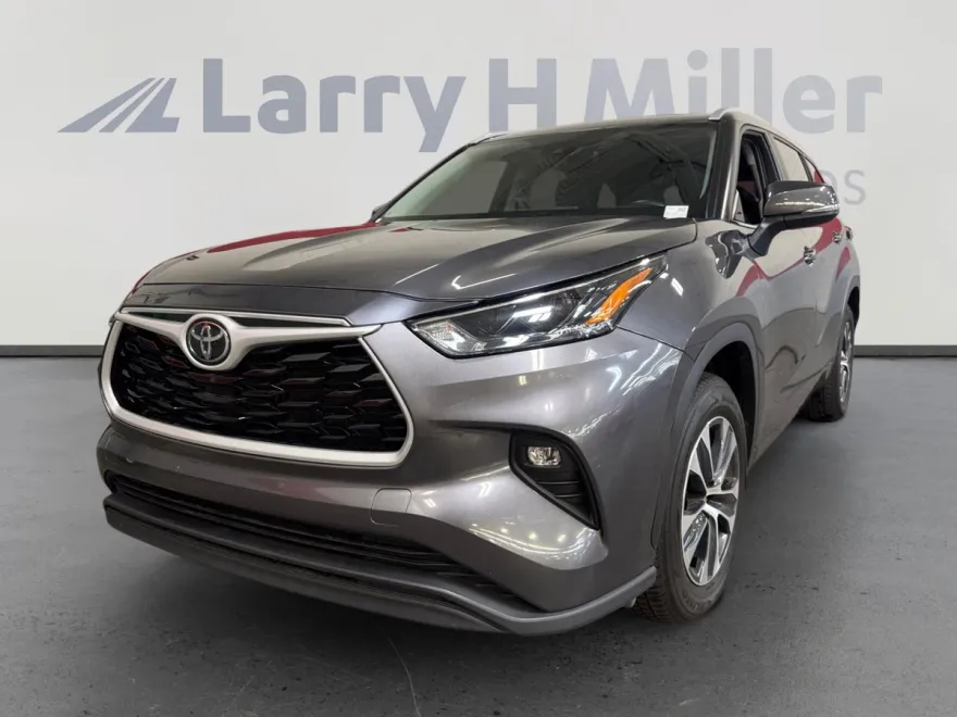 2024 Toyota Highlander LE photo 1