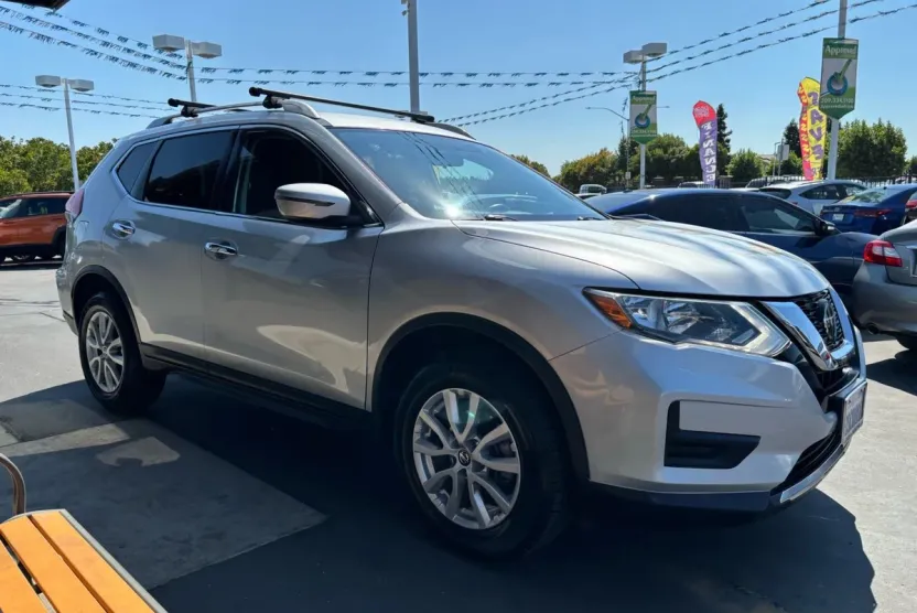 2018 Nissan Rogue SV photo 1